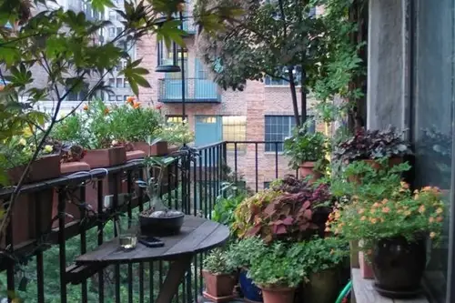 Reinventarea balconului ca oaza de relaxare urbana