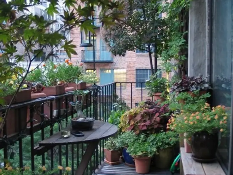 Reinventarea balconului ca oaza de relaxare urbana