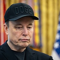 Explicația lui Elon Musk după ce a apărut în Biroul Oval cu o vânătaie la ochi: I-am spus: «Hai, lovește-mă în față»