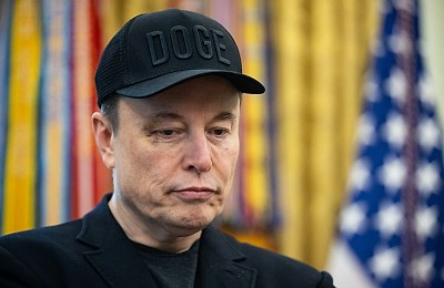 Explicația lui Elon Musk după ce a apărut în Biroul Oval cu o vânătaie la ochi: I-am spus: «Hai, lovește-mă în față»