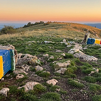 FOTO | Bornele de la Piatra Secuiului, care erau vopsite în culorile de pe drapelul național al României, au fost puse la pământ
