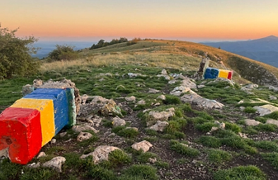 FOTO | Bornele de la Piatra Secuiului, care erau vopsite în culorile de pe drapelul național al României, au fost puse la pământ