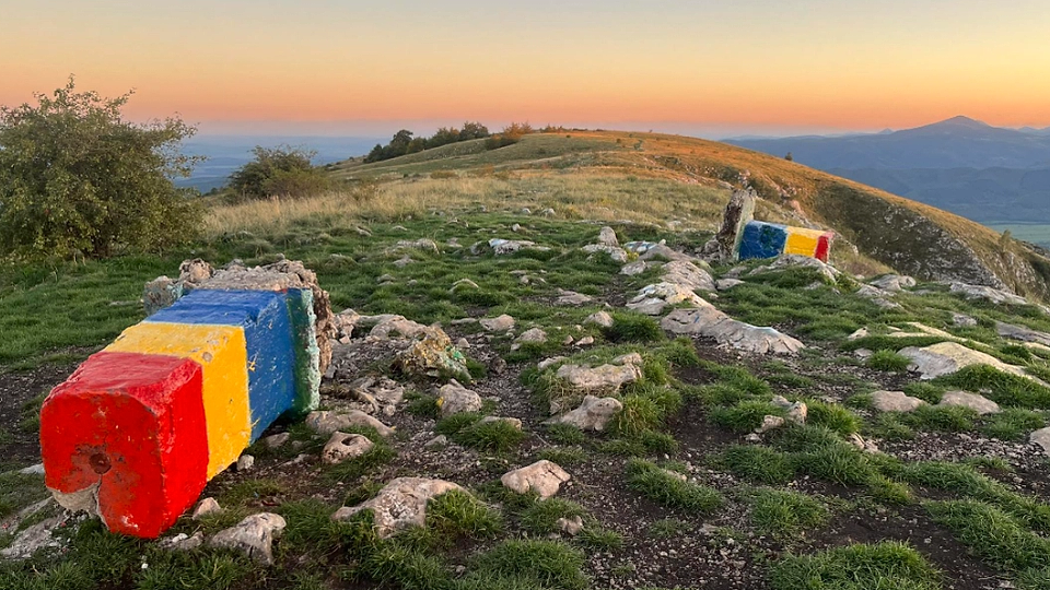 FOTO | Bornele de la Piatra Secuiului, care erau vopsite în culorile de pe drapelul național al României, au fost puse la pământ