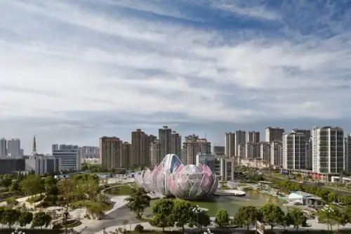 O cladire spectaculoasa in forma de nufar se ridica in orasul Wujin, China