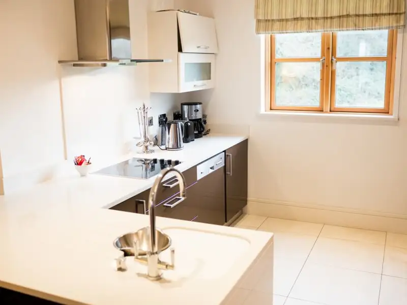 Bucătăria patrată: Ghid de amenajare și alegere a mobilierului