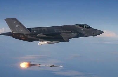 SUA dau Marii Britanii 12 avioane F-35 A și bombe nucleare tactice. „Toate pentru a descuraja Rusia”
