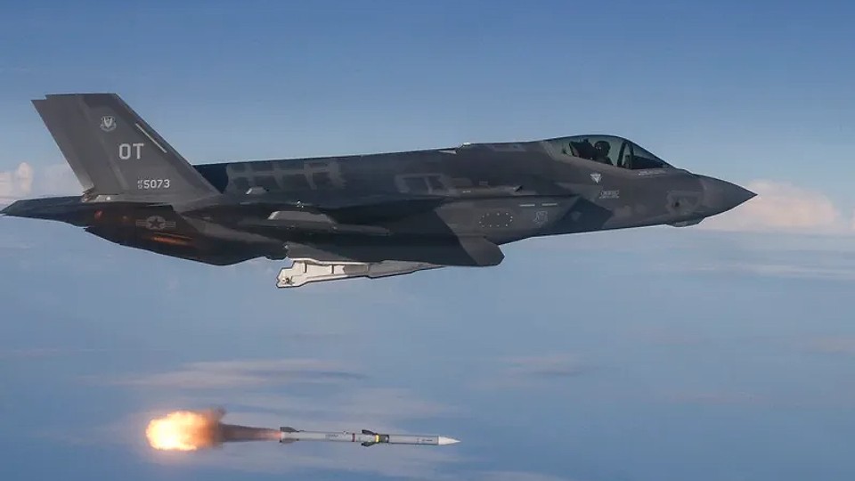 SUA dau Marii Britanii 12 avioane F-35 A și bombe nucleare tactice. „Toate pentru a descuraja Rusia”