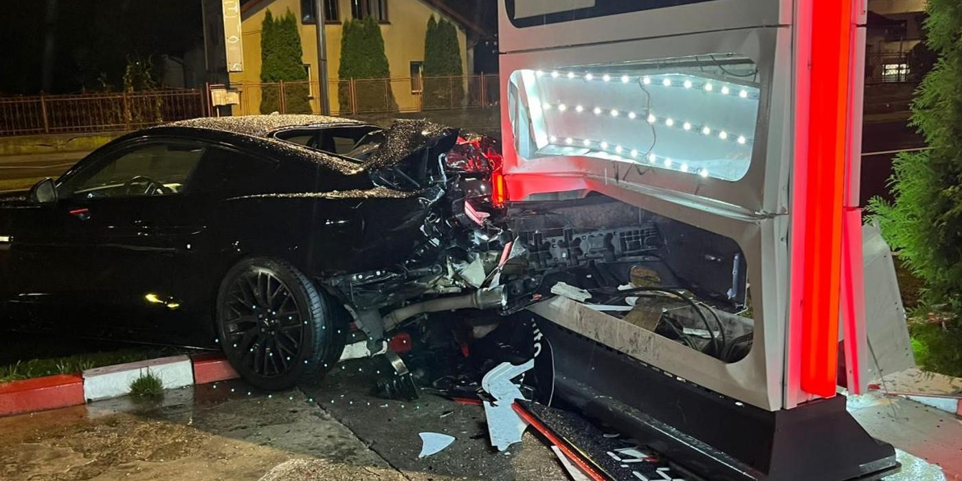 Accident noaptea trecută, în apropierea unei benzinării din Cluj. O mașină a fost grav avariată