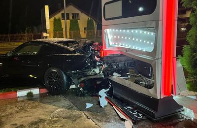 Accident noaptea trecută, în apropierea unei benzinării din Cluj. O mașină a fost grav avariată