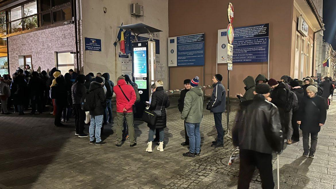 Sute de clujeni s-au adunat ieri, în fața Primăriei, pentru depunerea cererilor anuale de parcare