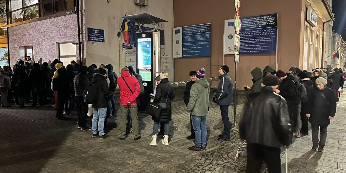 Sute de clujeni s-au adunat ieri, în fața Primăriei, pentru depunerea cererilor anuale de parcare