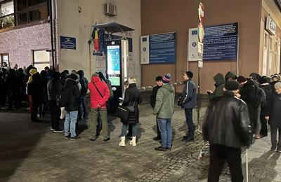 Sute de clujeni s-au adunat ieri, în fața Primăriei, pentru depunerea cererilor anuale de parcare