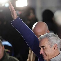 Pradă în „războiul” cu Călin Georgescu: 4.000.000$, 25 kg de aur 51 de grenade, 21 de pistoale