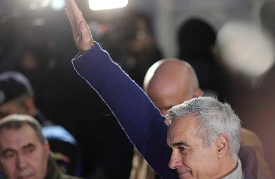 Pradă în „războiul” cu Călin Georgescu: 4.000.000$, 25 kg de aur 51 de grenade, 21 de pistoale