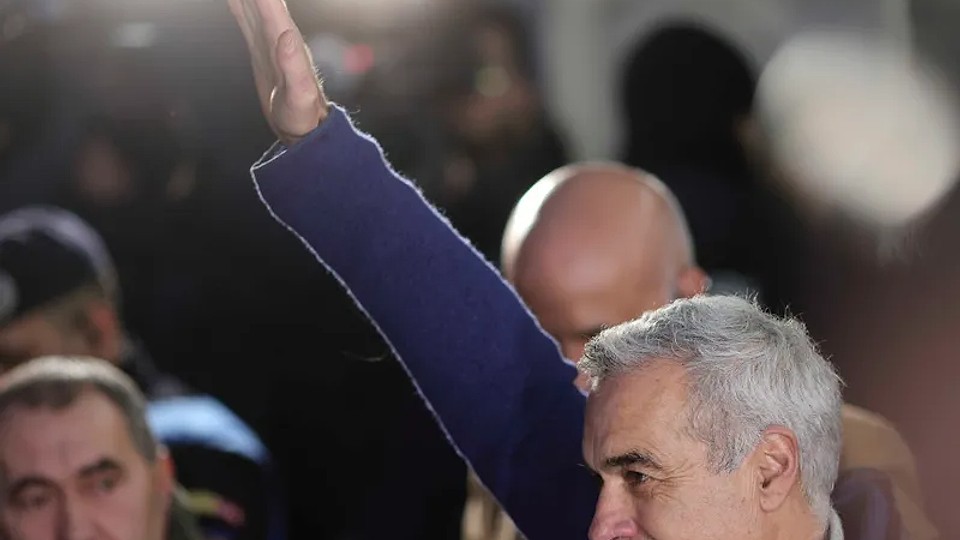 Pradă în „războiul” cu Călin Georgescu: 4.000.000$, 25 kg de aur 51 de grenade, 21 de pistoale