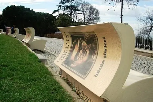 Bancile neobisnuite in forma de carti din Istanbul