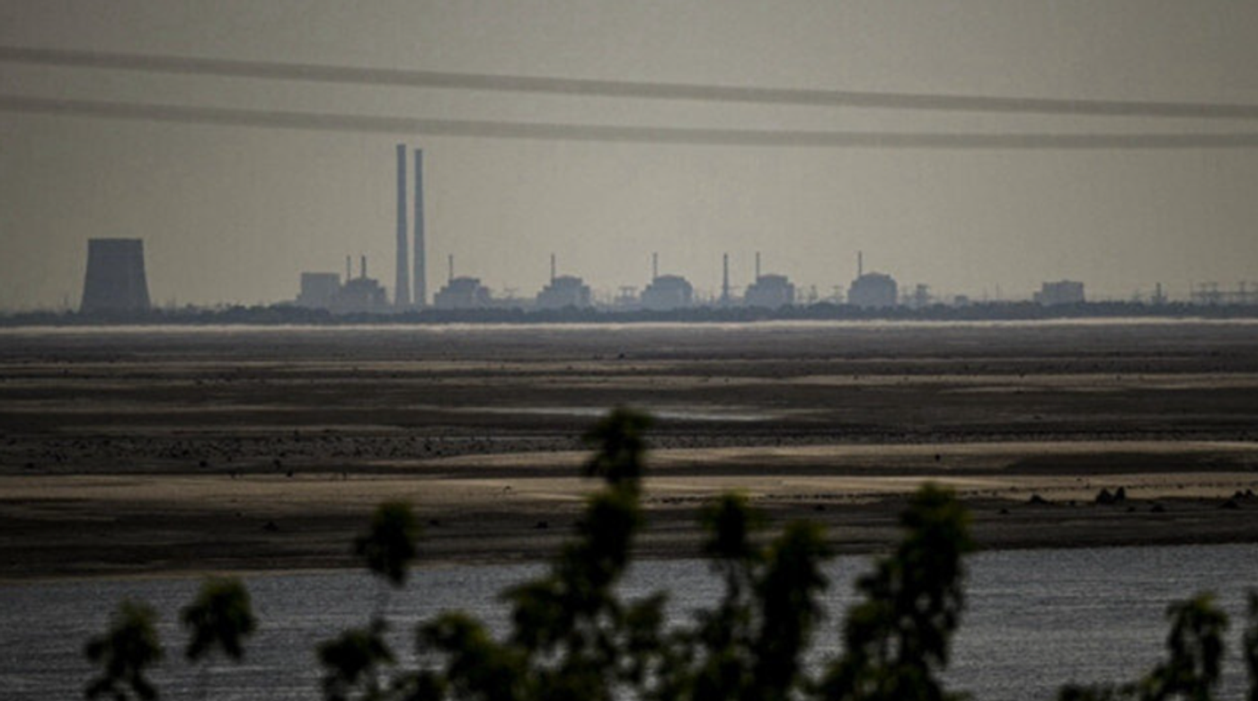 Ruşii de la Centrala Nucleară Zaporojie interzic accesul în centrală angajaţilor operatorului ucrainean Energoatom, anunţă AIEA. În centrală muncesc foşti angajaţi Energoatom ”care au adoptat naţionalitatea rusă şi au semnat contracte cu exploatantul rus”