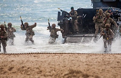 Trump acceptă să sprijine forțele de menținere a păcii în Ucraina. Britanicii apără Marea Neagră
