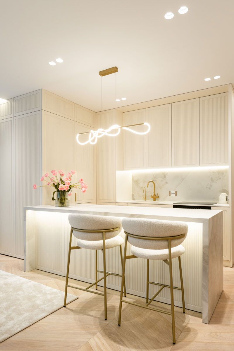 Amenajare scenografica in nuante de crem si auriu