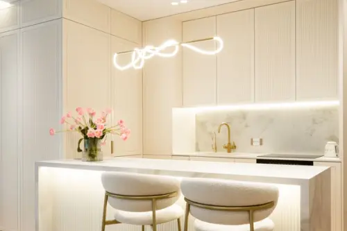 Amenajare scenografica in nuante de crem si auriu