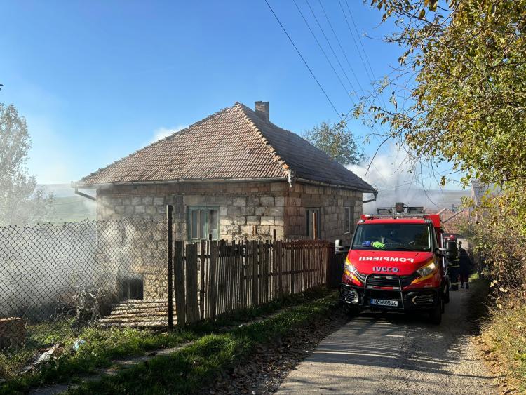 Incendiu, marți dimineață, la o casă din localitatea Mera