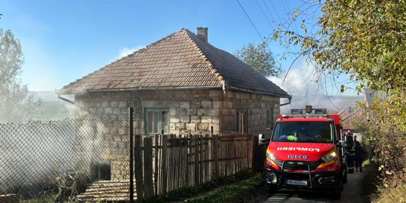Incendiu, marți dimineață, la o casă din localitatea Mera