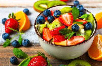 Ce se întâmplă în corp când mănânci fructe pe stomacul gol