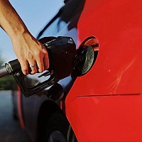Se ieftinește motorina: Acciza scade cu 30 de bani pentru a stopa criza prețurilor