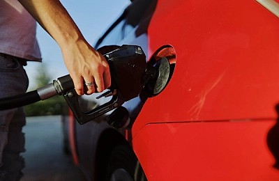Se ieftinește motorina: Acciza scade cu 30 de bani pentru a stopa criza prețurilor