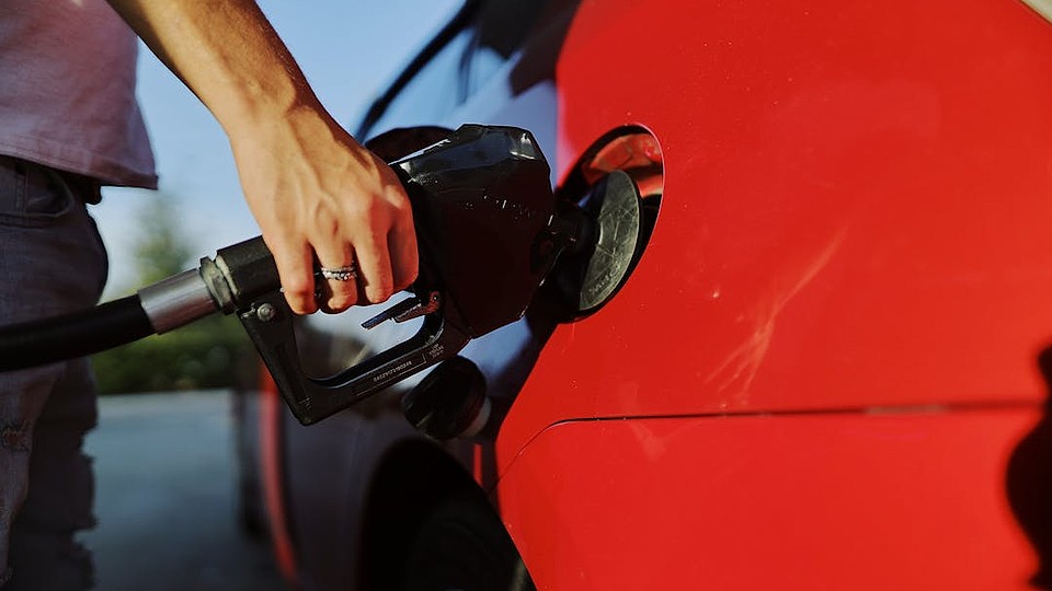 Se ieftinește motorina: Acciza scade cu 30 de bani pentru a stopa criza prețurilor