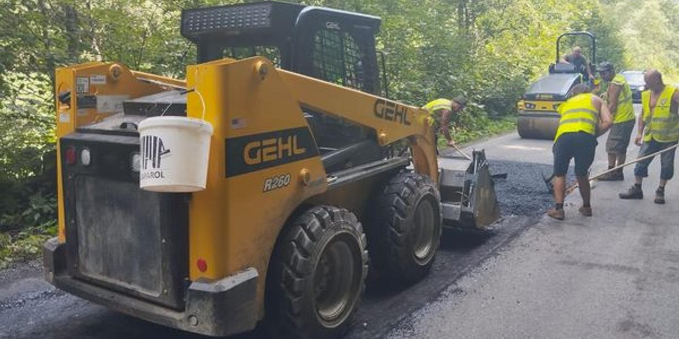 Au început lucrările de întreținere curentă și periodică pe drumul județean DJ 107S Uzina – Măguri Răcătău