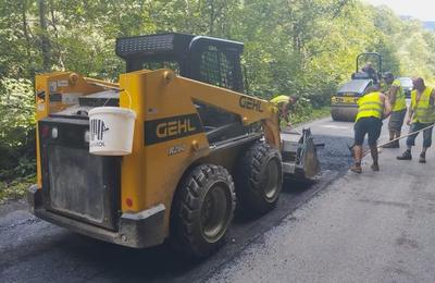 Au început lucrările de întreținere curentă și periodică pe drumul județean DJ 107S Uzina – Măguri Răcătău