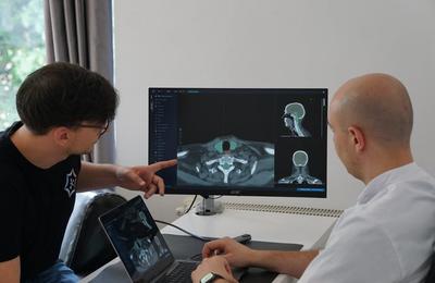 Aplicația Mediq, dezvoltată de clujenii de la Synaptiq.io pentru eficientizarea tratamentului de cancer, testată cu succes în 12 clinici din România