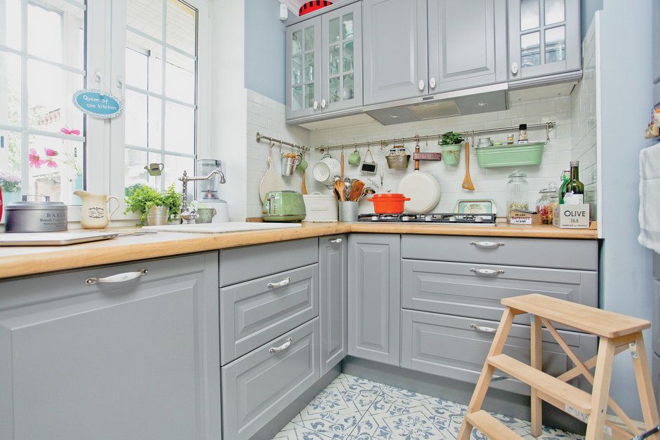 Un apartament mic amenajat cu tuse feminine