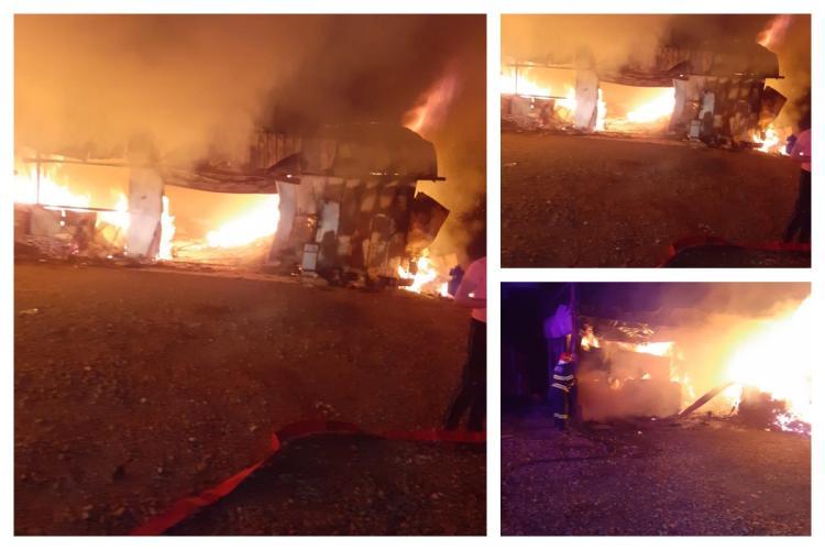 Incendiu puternic, noaptea trecută, la o hală de producție din localitatea Râșca, județul Cluj