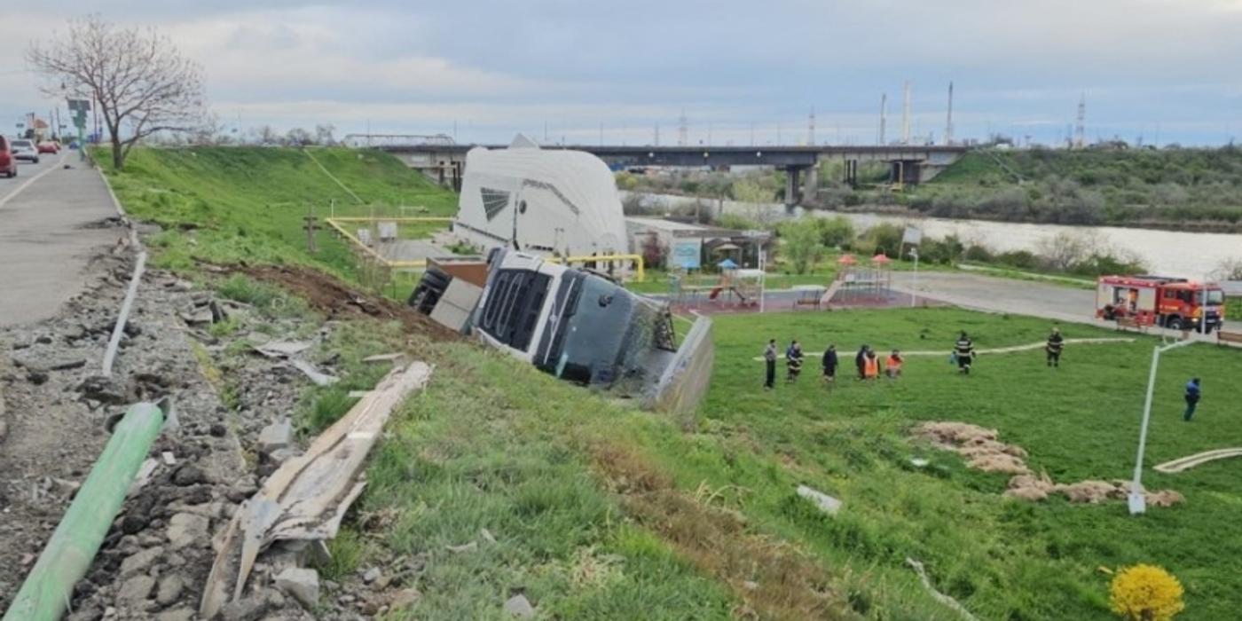 Tragedie în zori la Năvodari: Peste o sută de suflete pierdute după răsturnarea unui autotren