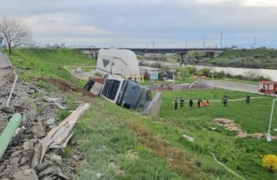 Tragedie în zori la Năvodari: Peste o sută de suflete pierdute după răsturnarea unui autotren
