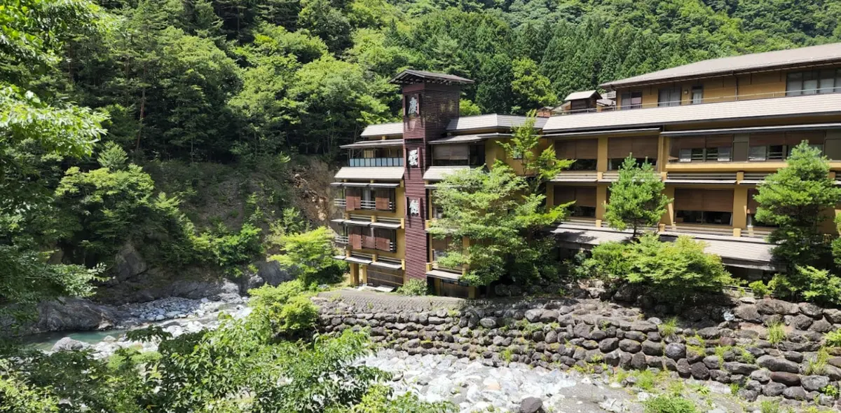 Hotelul Nishiyama Onsen Keiunkan: O poveste a tradiției și a luxului