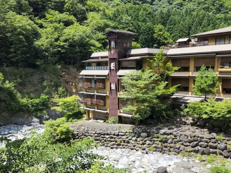 Hotelul Nishiyama Onsen Keiunkan: O poveste a tradiției și a luxului
