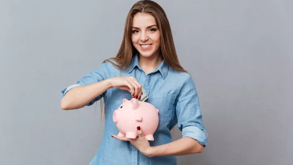 6 din 10 românce reușesc să economisească 20% din veniturile proprii