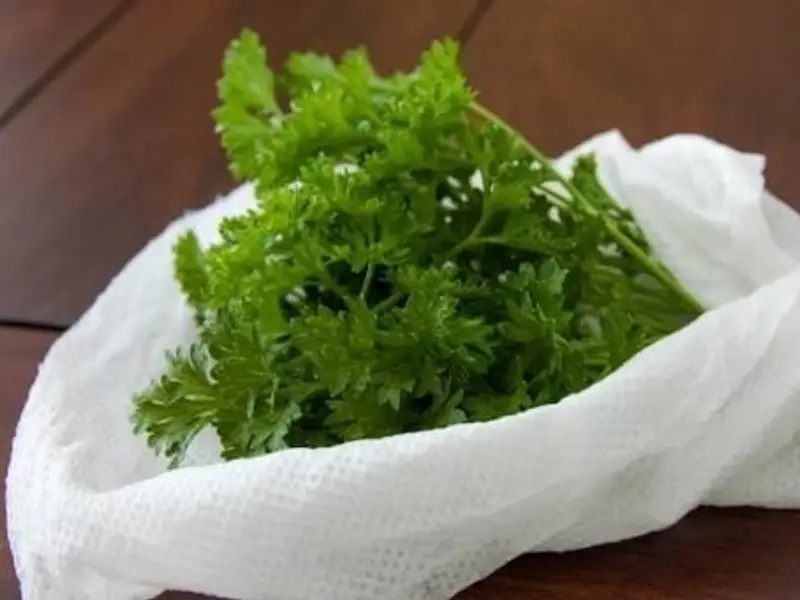 8 modalitati ingenioase de a folosi servetele de hartie in bucatarie