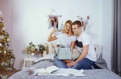 Recomandări de daruri practice și estetice pentru cei care și-au achiziționat recent o locuință.