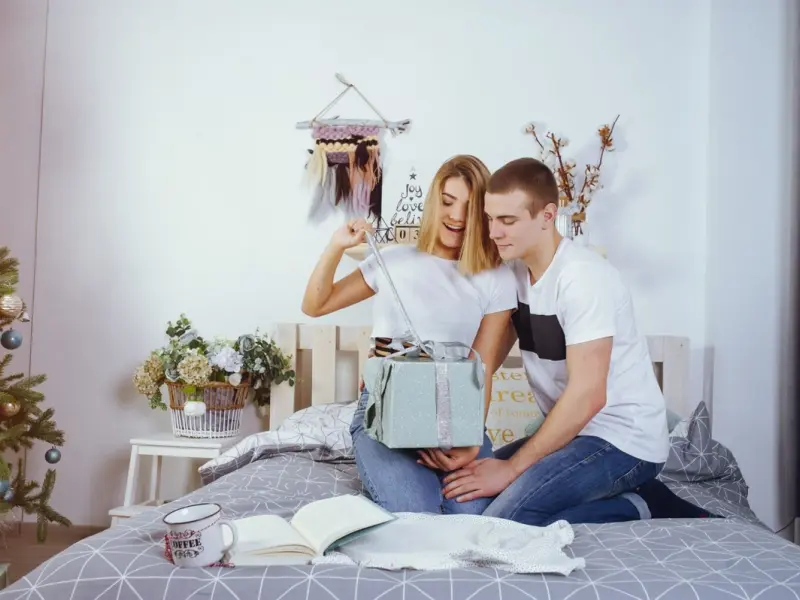Recomandări de daruri practice și estetice pentru cei care și-au achiziționat recent o locuință.