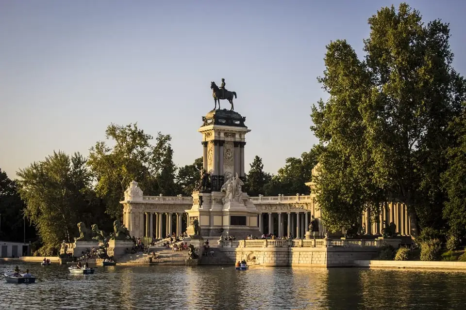 Parcul Retiro din Madrid: O Oază de Verde în Inima Orașului