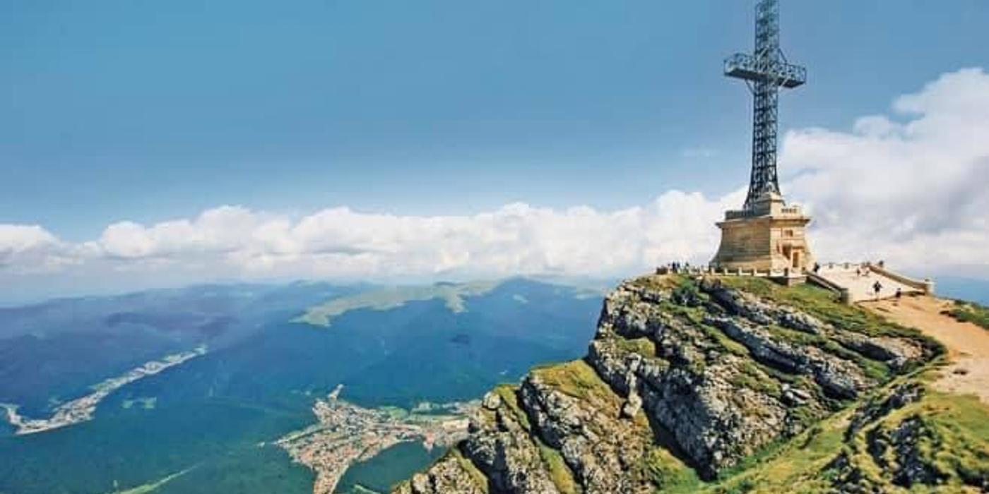 Crucea de pe Caraiman desemnată drept cea mai înaltă cruce din lume ridicată pe vârful unui munte