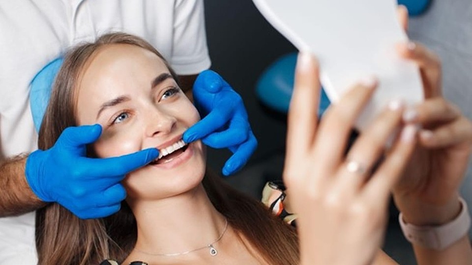 Parodontologia modernă – tratamente minim invazive pentru sănătatea gingiilor