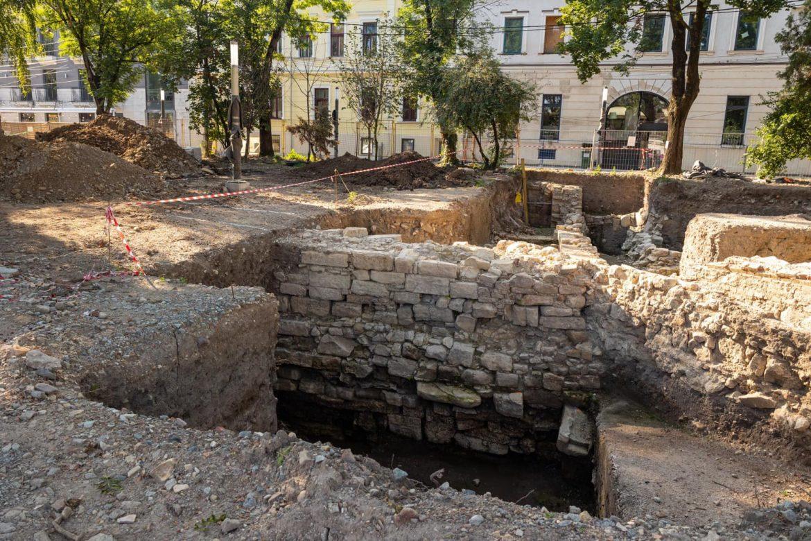 Primăria Cluj-Napoca va conserva și valorifica o porțiune a zidului roman descoperit în urma lucrărilor din Parcul Caragiale