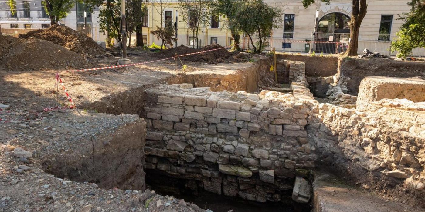 Primăria Cluj-Napoca va conserva și valorifica o porțiune a zidului roman descoperit în urma lucrărilor din Parcul Caragiale