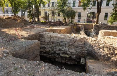 Primăria Cluj-Napoca va conserva și valorifica o porțiune a zidului roman descoperit în urma lucrărilor din Parcul Caragiale