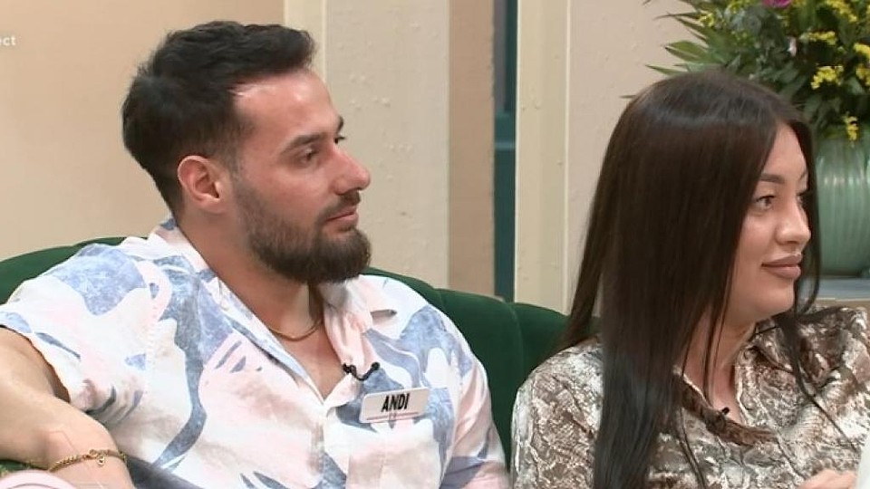 Apropieri mari între Andi și Roberta. Cei doi s-au ținut de mână